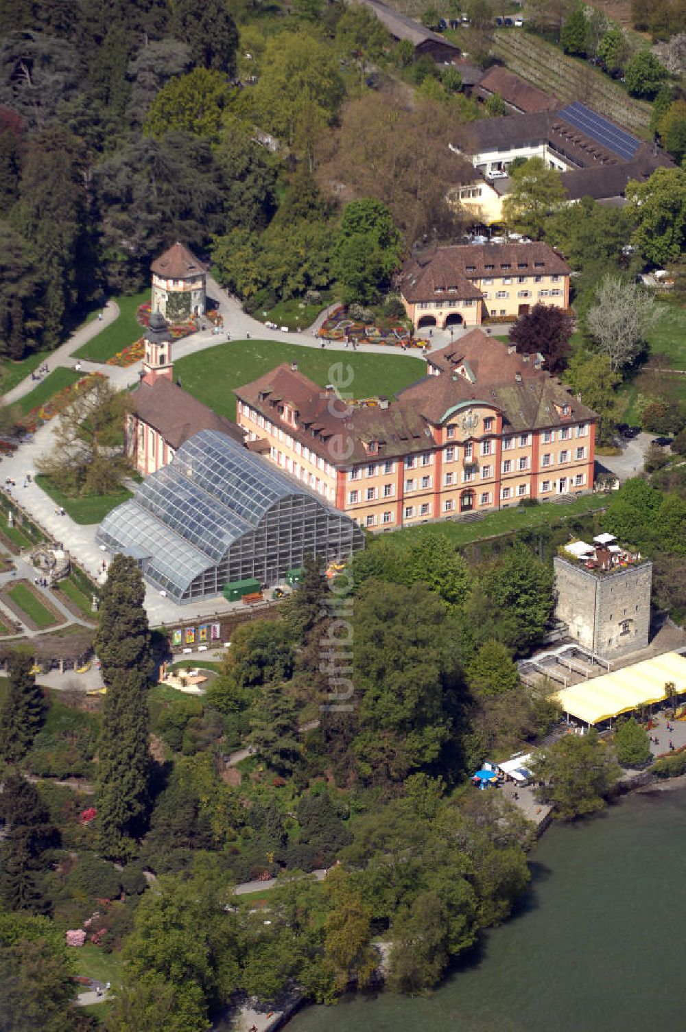 Konstanz aus der Vogelperspektive: Barockschloss und Palmenhaus der Insel Mainau in Konstanz