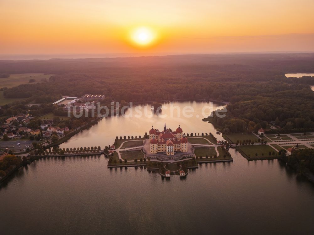 Luftaufnahme Moritzburg - Barockschloss und Schloßpark in Moritzburg im Bundesland Sachsen, Deutschland