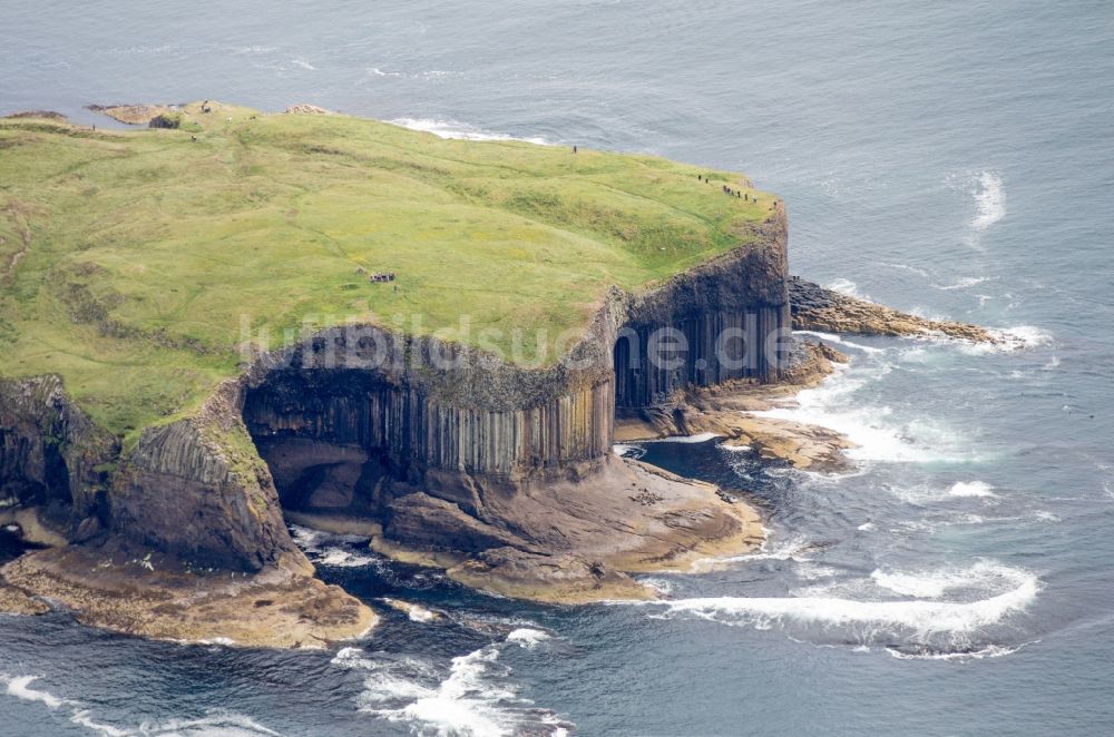 Luftbild Staffa - Basalt-Insel Staffa mit Fingalshöhle in Schottland