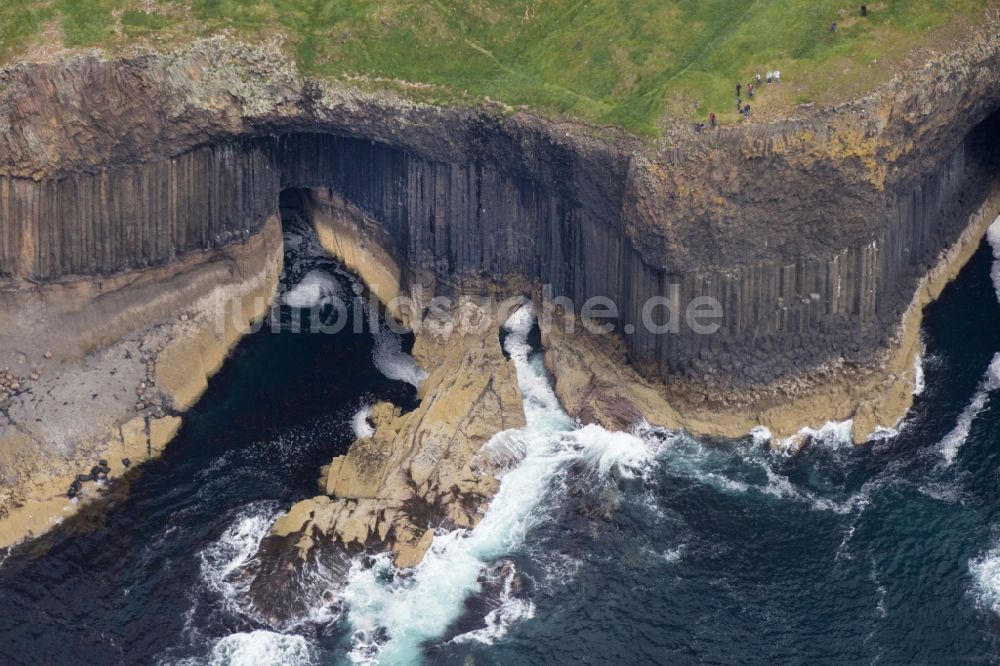 Staffa von oben - Basalt-Insel Staffa mit Fingalshöhle in Schottland