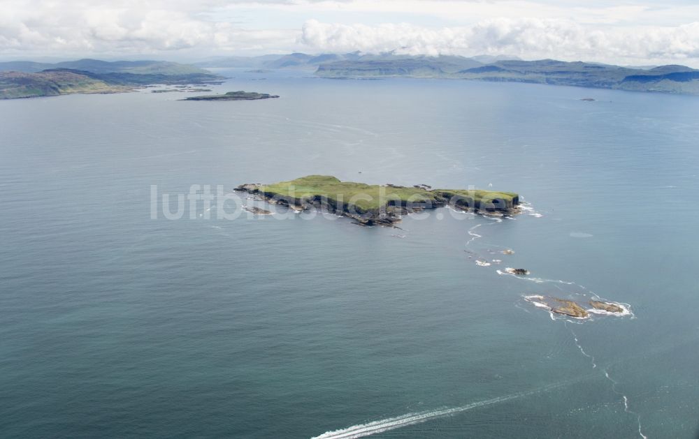 Staffa aus der Vogelperspektive: Basalt-Insel Staffa mit Fingalshöhle in Schottland