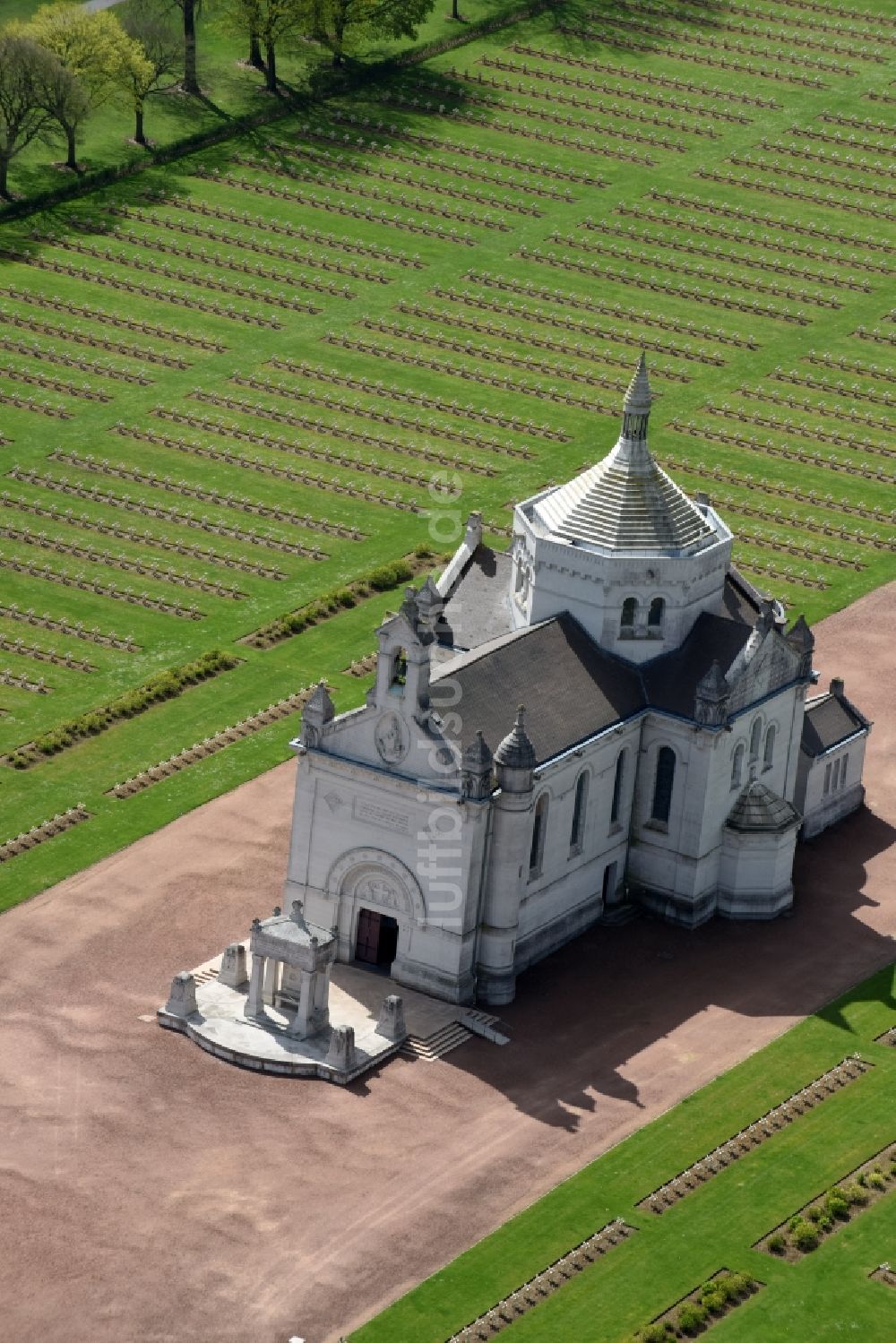 Ablain-Saint-Nazaire aus der Vogelperspektive: Basilika - Kirche auf dem Gelände des Militär- Friedhofes Notre Dame de Lorette in Ablain-Saint-Nazaire in Nord-Pas-de-Calais Picardie, Frankreich