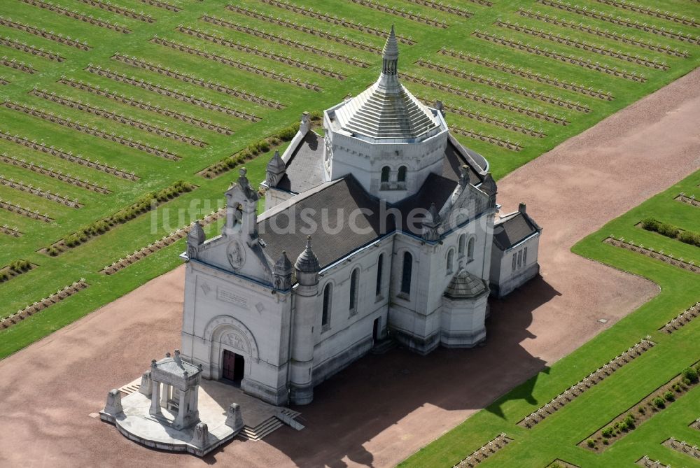 Luftbild Ablain-Saint-Nazaire - Basilika - Kirche auf dem Gelände des Militär- Friedhofes Notre Dame de Lorette in Ablain-Saint-Nazaire in Nord-Pas-de-Calais Picardie, Frankreich