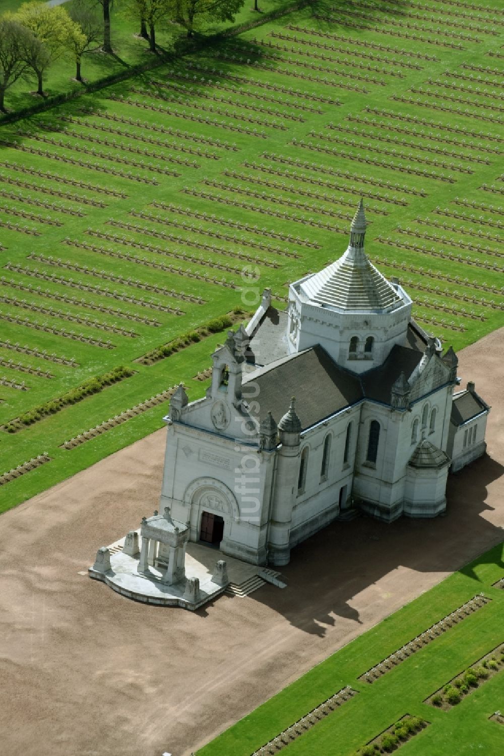 Ablain-Saint-Nazaire aus der Vogelperspektive: Basilika - Kirche auf dem Gelände des Militär- Friedhofes Notre Dame de Lorette in Ablain-Saint-Nazaire in Nord-Pas-de-Calais Picardie, Frankreich