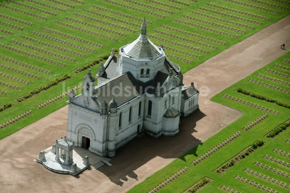 Luftbild Ablain-Saint-Nazaire - Basilika - Kirche auf dem Gelände des Militär- Friedhofes Notre Dame de Lorette in Ablain-Saint-Nazaire in Nord-Pas-de-Calais Picardie, Frankreich