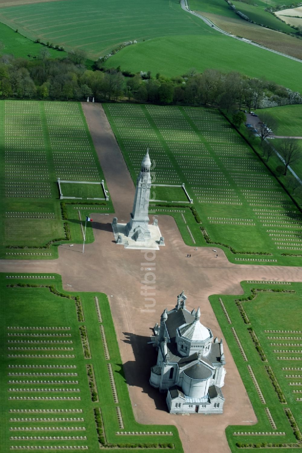 Luftaufnahme Ablain-Saint-Nazaire - Basilika - Kirche auf dem Gelände des Militär- Friedhofes Notre Dame de Lorette in Ablain-Saint-Nazaire in Nord-Pas-de-Calais Picardie, Frankreich