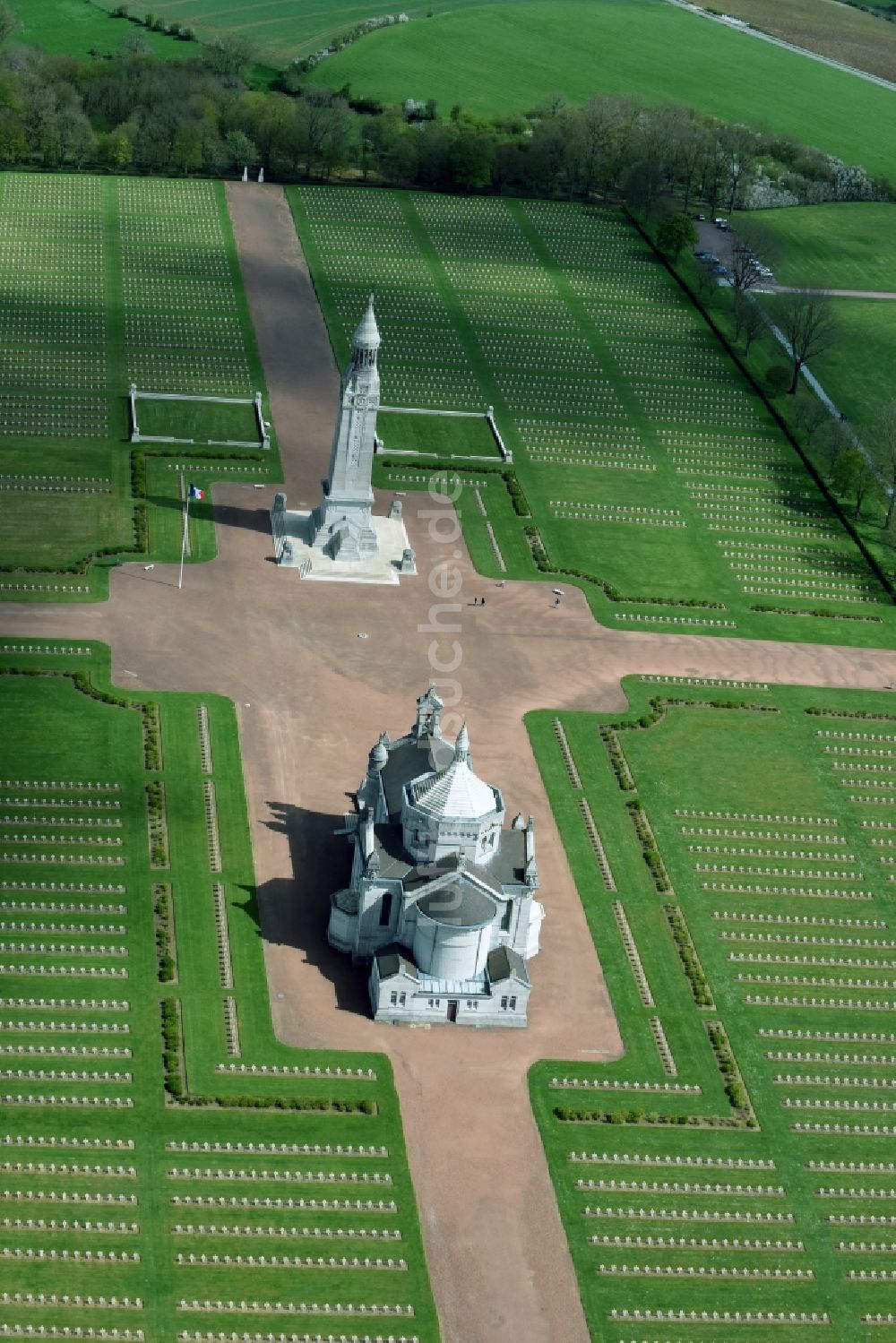 Ablain-Saint-Nazaire von oben - Basilika - Kirche auf dem Gelände des Militär- Friedhofes Notre Dame de Lorette in Ablain-Saint-Nazaire in Nord-Pas-de-Calais Picardie, Frankreich