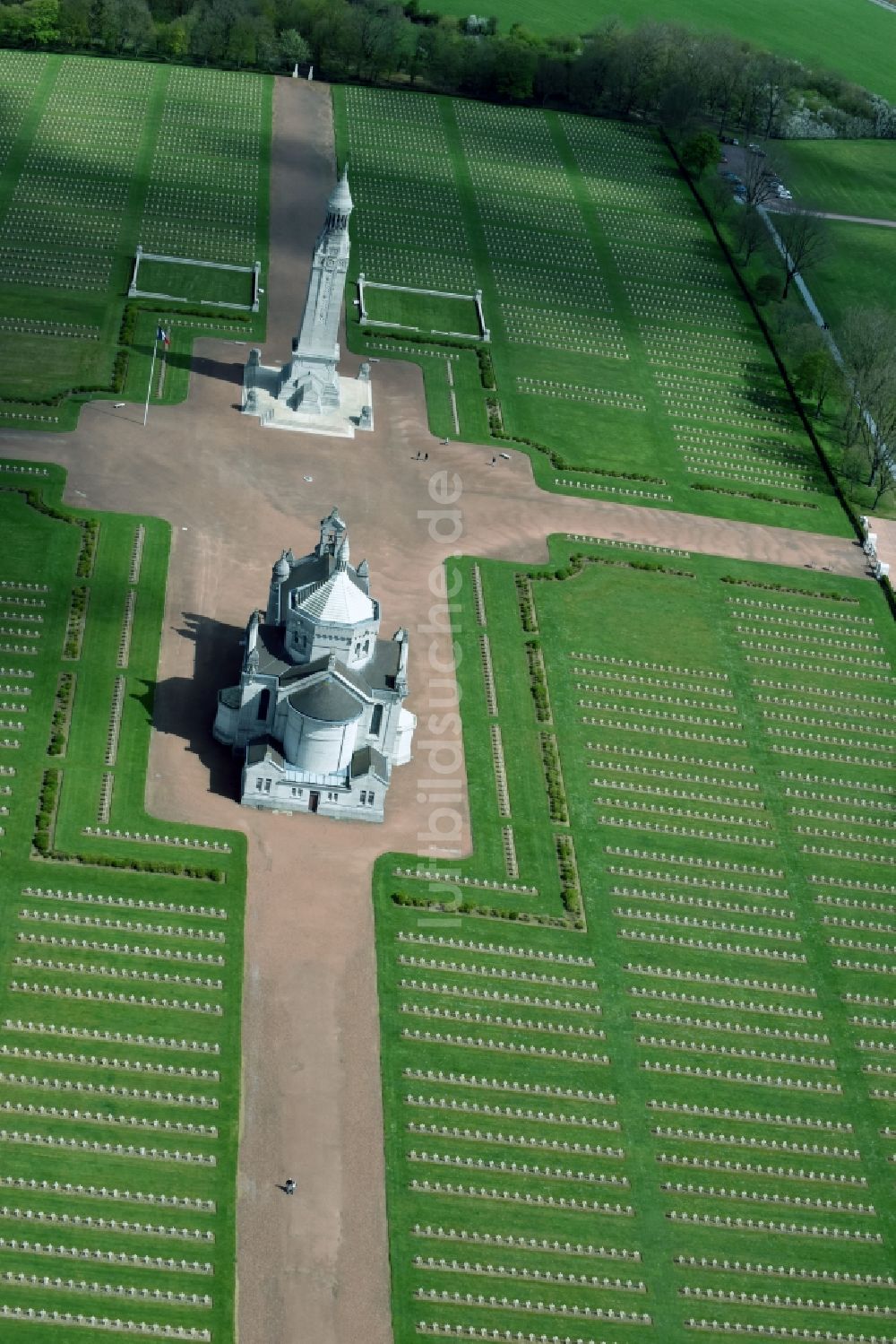 Ablain-Saint-Nazaire aus der Vogelperspektive: Basilika - Kirche auf dem Gelände des Militär- Friedhofes Notre Dame de Lorette in Ablain-Saint-Nazaire in Nord-Pas-de-Calais Picardie, Frankreich