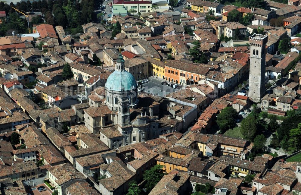 Lonato del Garda aus der Vogelperspektive: Basilika von Lonato in Lonato del Garda in der Provinz Brescia in Italien