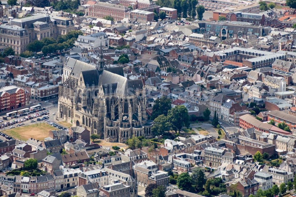 Saint-Quentin aus der Vogelperspektive: Basilika von Saint-Quentin in Hauts-de-France, Frankreich