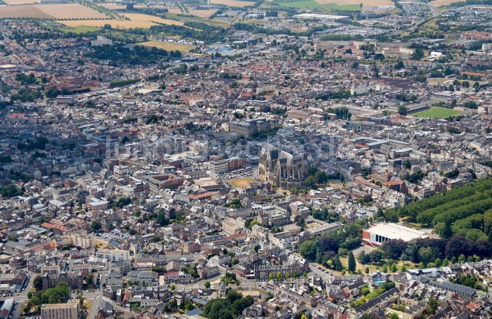 Luftbild Saint-Quentin - Basilika von Saint-Quentin in Hauts-de-France, Frankreich