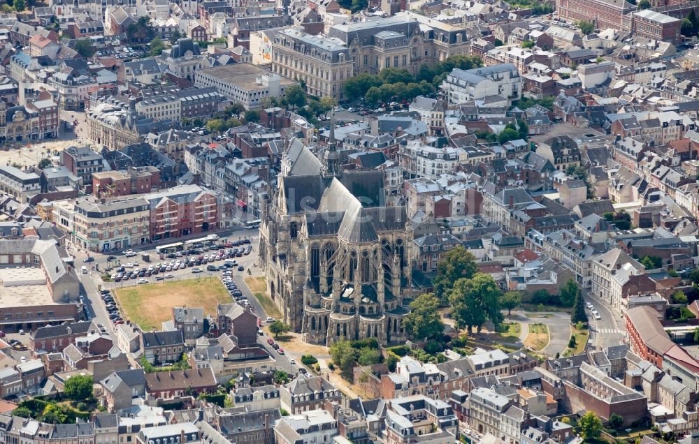 Luftaufnahme Saint-Quentin - Basilika von Saint-Quentin in Hauts-de-France, Frankreich