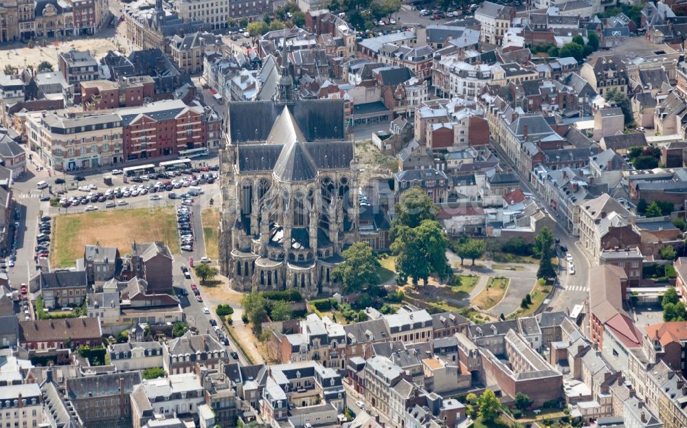 Saint-Quentin von oben - Basilika von Saint-Quentin in Hauts-de-France, Frankreich