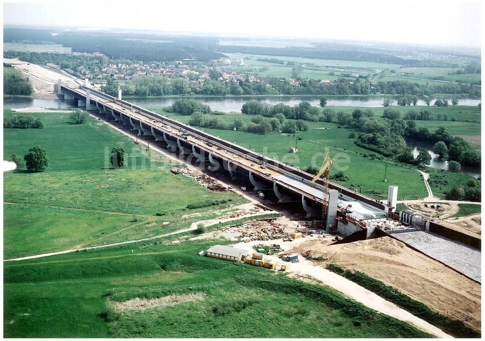 Luftbild Hohenwarthe - Bau des Anschlußbereiches zur Bücke des Elbe-Havel-Kanales über die Elbe am Wasserstraßenkreuz Magdeburg.