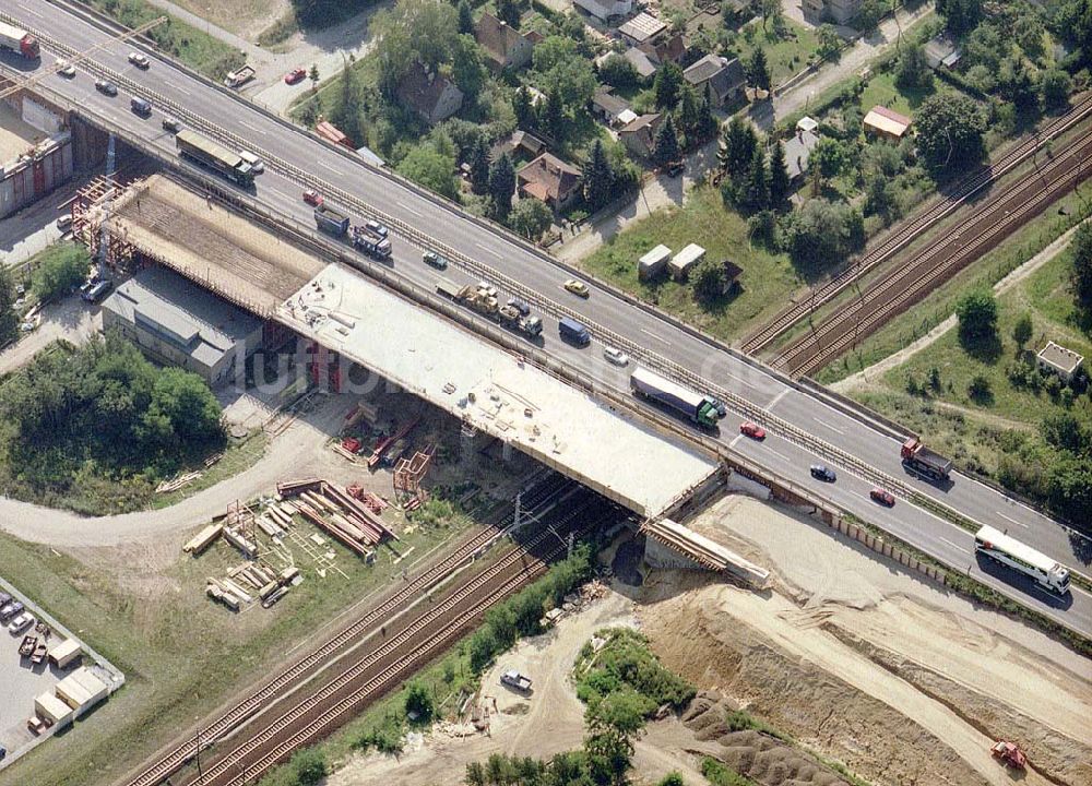 Luftbild Königs Wusterhausen - Bau der Autobahnbrücke (A10) über die Bahnlinie zwischen Königs Wusterhausen und Wildau - ein Projekt der SCHÄLERBAU BERLIN GmbH