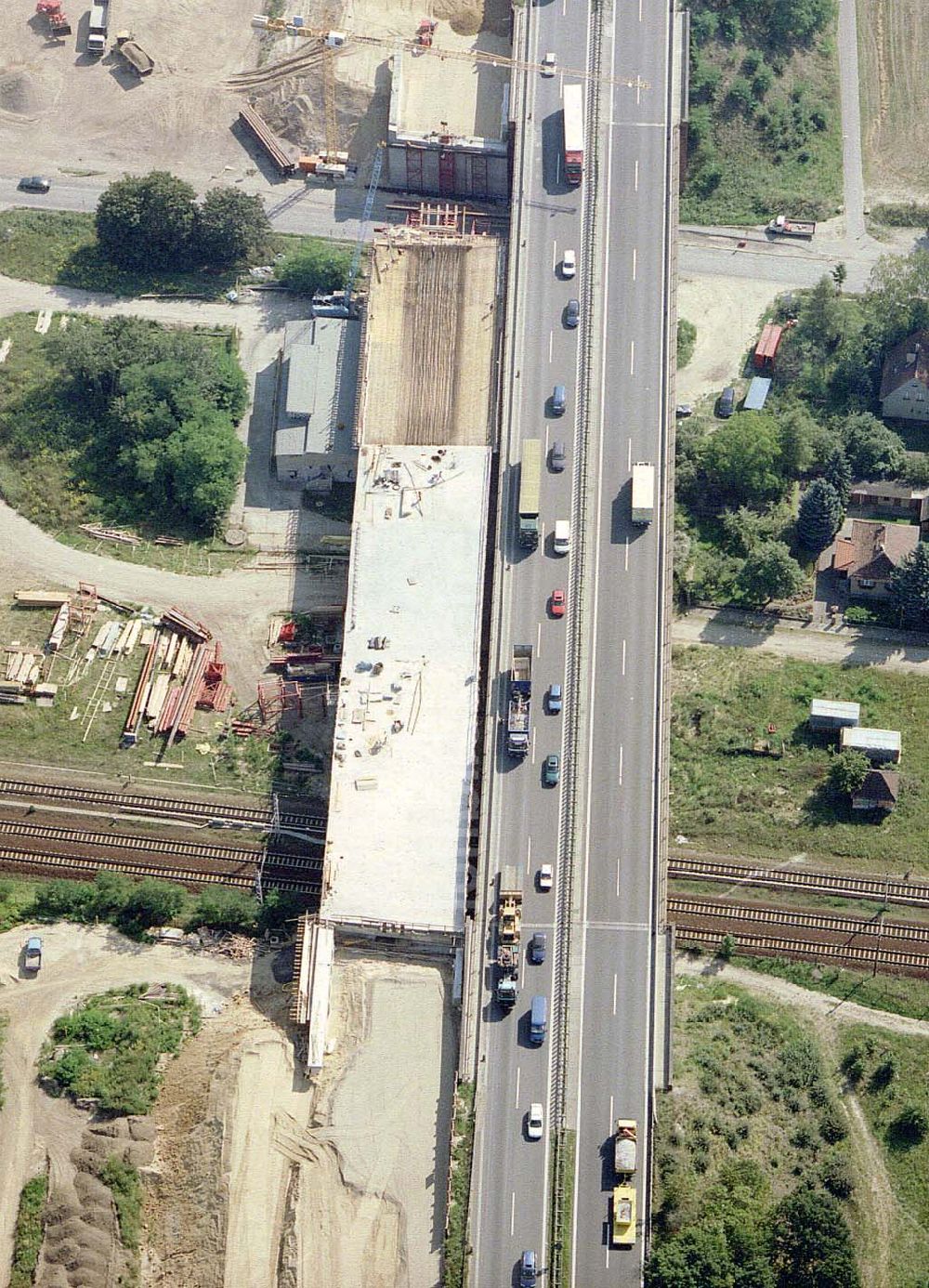 Luftaufnahme Königs Wusterhausen - Bau der Autobahnbrücke (A10) über die Bahnlinie zwischen Königs Wusterhausen und Wildau - ein Projekt der SCHÄLERBAU BERLIN GmbH