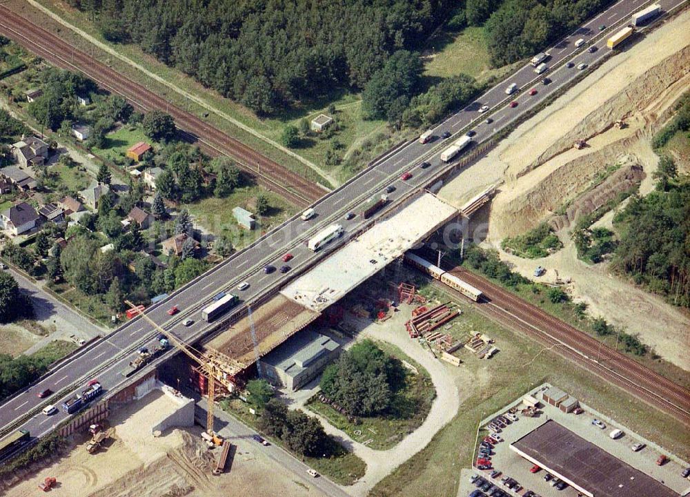 Königs Wusterhausen aus der Vogelperspektive: Bau der Autobahnbrücke (A10) über die Bahnlinie zwischen Königs Wusterhausen und Wildau - ein Projekt der SCHÄLERBAU BERLIN GmbH