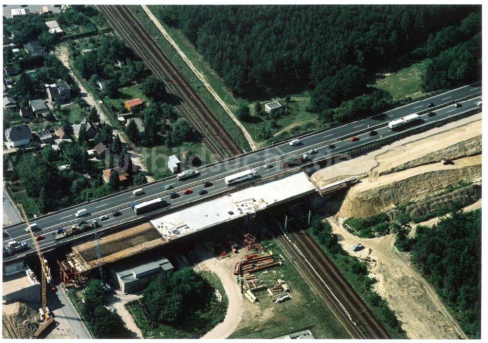 Luftbild Königs Wusterhausen - Bau der Autobahnbrücke (A10) über die Bahnlinie zwischen Königs Wusterhausen und Wildau - ein Projekt der SCHÄLERBAU BERLIN GmbH