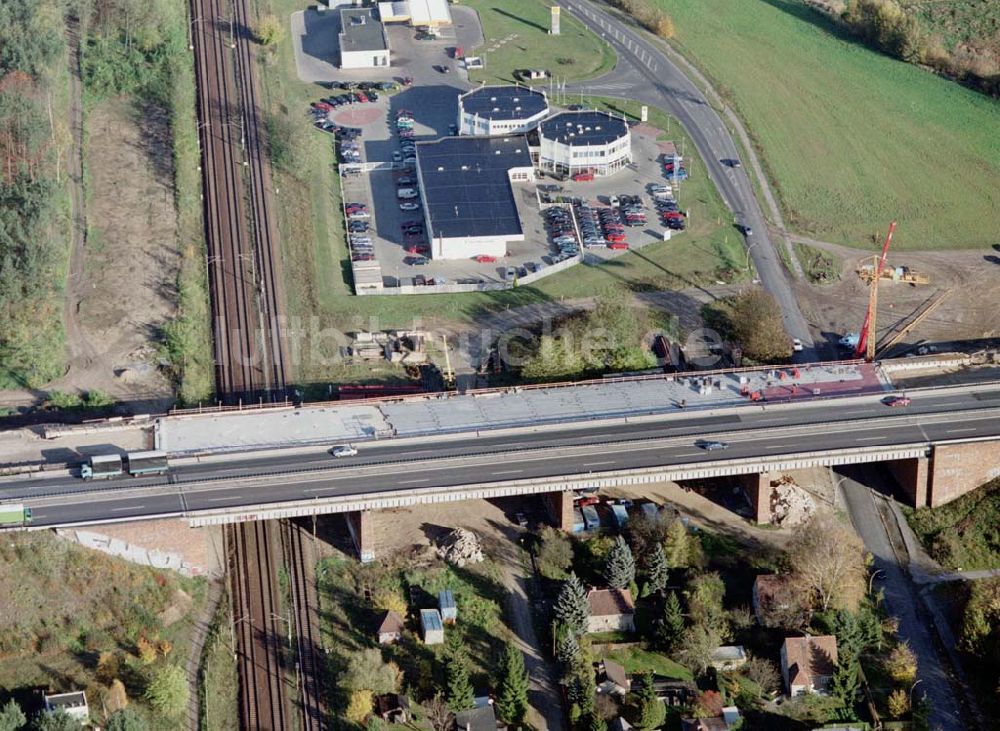 Luftaufnahme Königs Wusterhausen / Brandenburg - Bau der Autobahnbrücke (A10) über die Bahnlinie zwischen Königs Wusterhausen und Wildau - ein Projekt der SCHÄLERBAU BERLIN GmbH