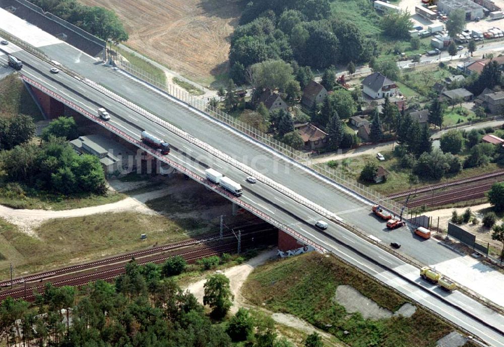 Luftbild Königs Wusterhausen - Bau der Autobahnbrücke (A10) über die Bahnlinie zwischen Königs Wusterhausen und Wildau - ein Projekt der SCHÄLERBAU BERLIN GmbH