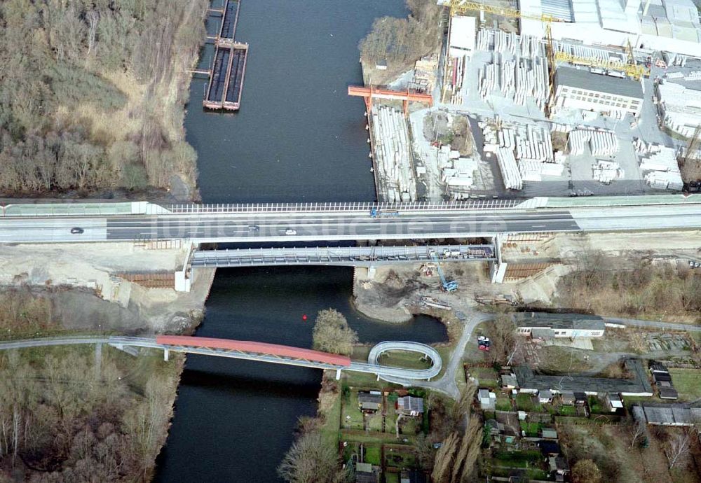 Luftbild Königs Wusterhausen - Bau der Autobahnbrücke (A10) über die Dahme in Königs Wusterhausen - ein Projekt der SCHÄLERBAU BERLIN GmbH.