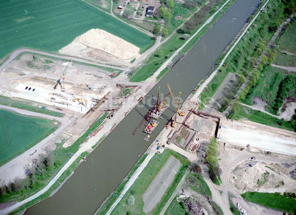 Luftbild südlich von Jersleben - Bau der Autobahnunterführung am Mittellandkanal.