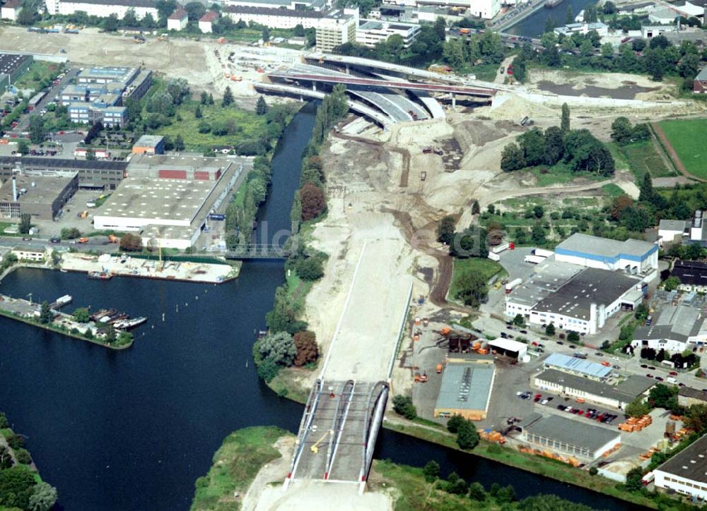 Berlin - Neukölln aus der Vogelperspektive: 20.08.2002 Bau der A113 am Bereich Grenzallee-Britzer Zweigkanal in Berlin - Britz (zu Neukölln)