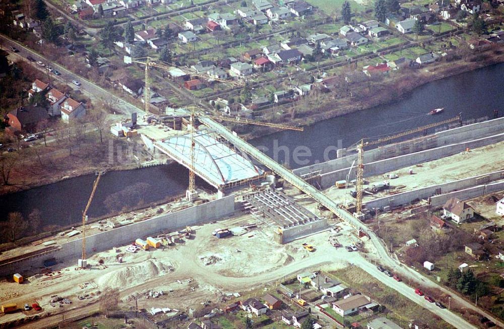 Luftaufnahme Berlin-Johannisthal - Bau einer Überführungsbrücke über die neue Stadtautobahn am Teltowkanal im Bereich der Johannisthaler Chaussee