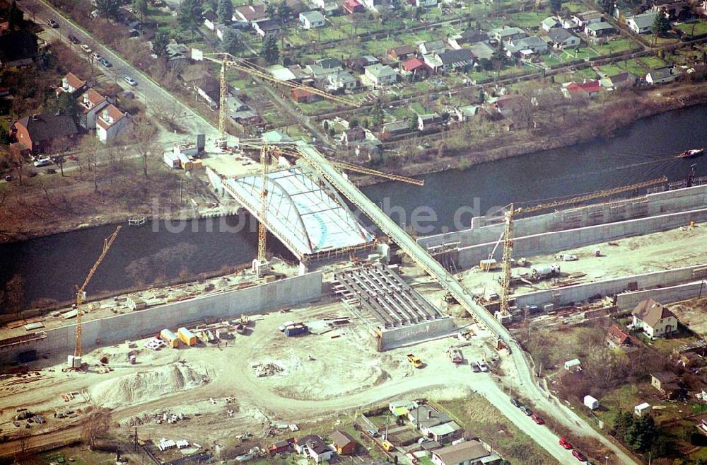 Berlin-Johannisthal von oben - Bau einer Überführungsbrücke über die neue Stadtautobahn am Teltowkanal im Bereich der Johannisthaler Chaussee