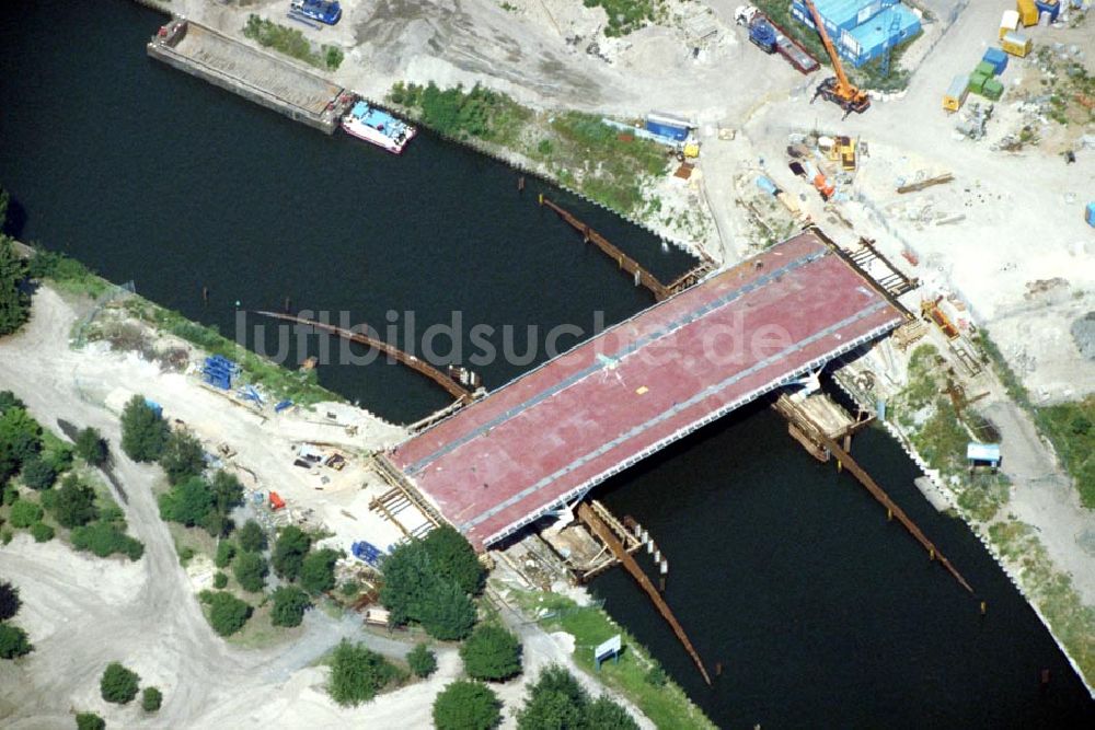 Luftbild Berlin /Tiergarten - Bau einer Brücke am Spreebogen vom Regierungsviertel zum Gelände des Charité in Berlin Tiergarten 1995