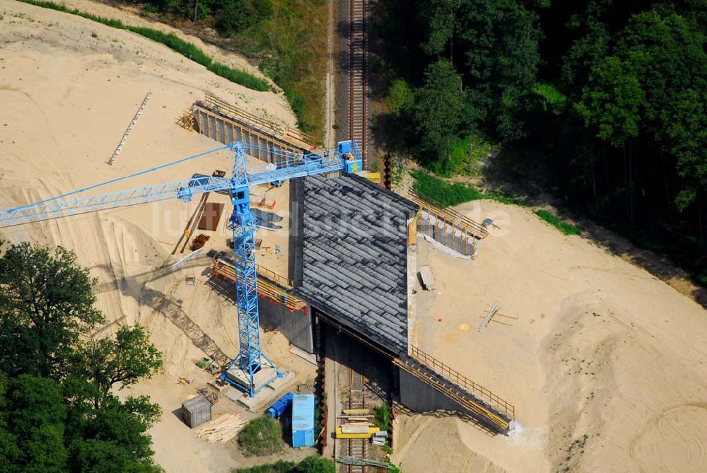 Luftaufnahme Rathenow / BRB - Bau von Brückensegmenten an der Bahnlinie Berlin-Rathenow am südöstlichen Stadtrand von Rathenow