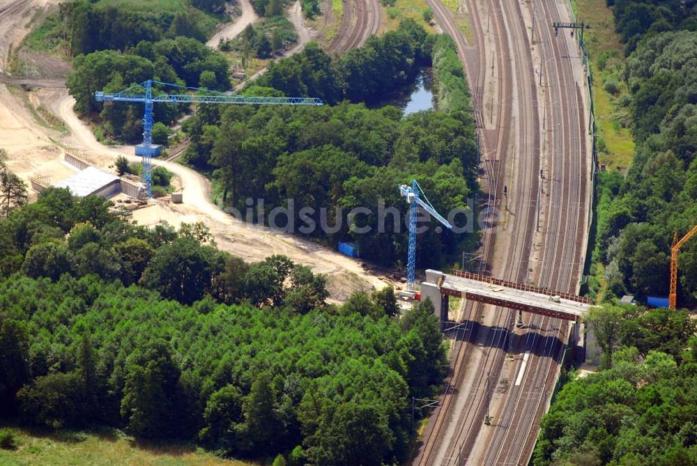 Rathenow / BRB von oben - Bau von Brückensegmenten an der Bahnlinie Berlin-Rathenow am südöstlichen Stadtrand von Rathenow