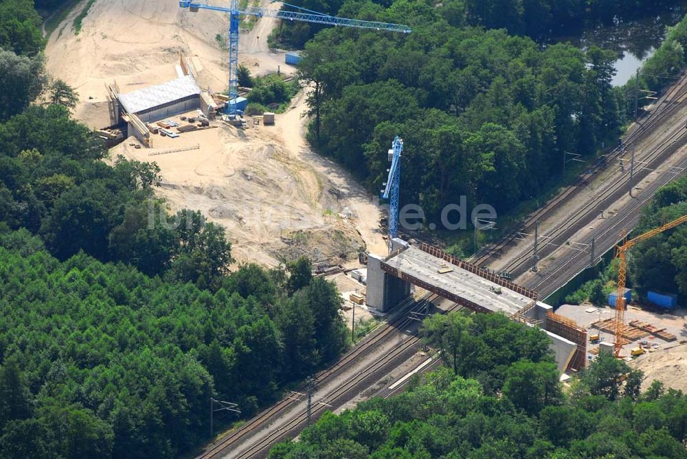 Luftbild Rathenow / BRB - Bau von Brückensegmenten an der Bahnlinie Berlin-Rathenow am südöstlichen Stadtrand von Rathenow