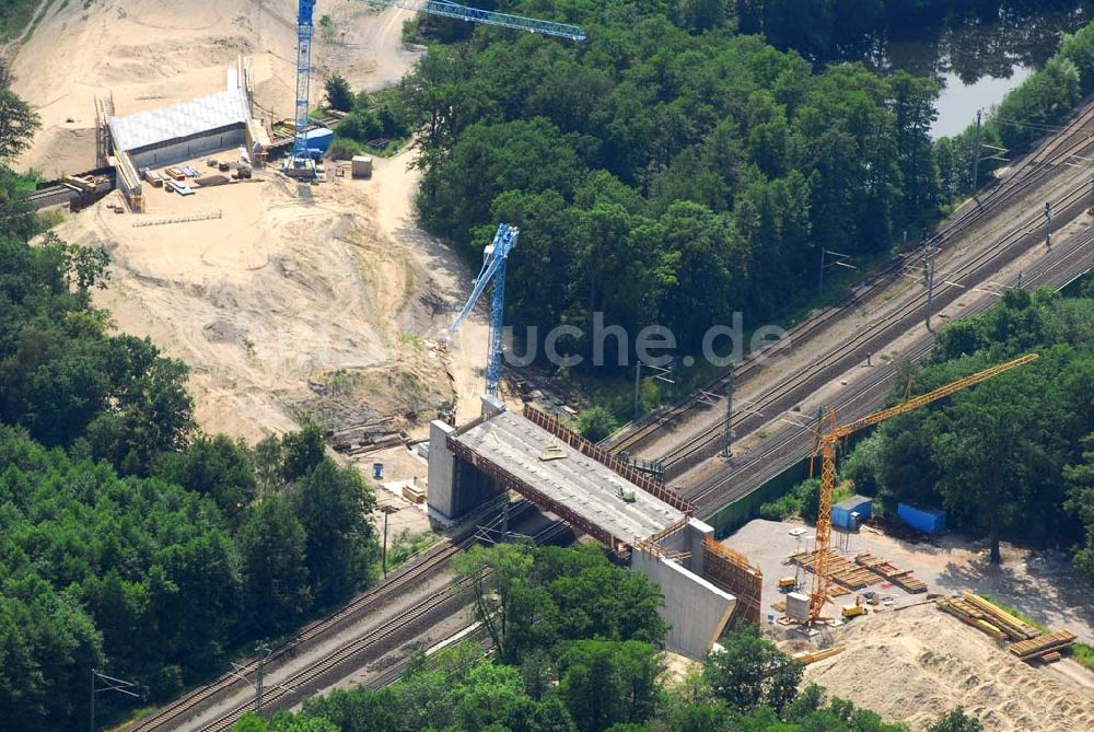 Rathenow / BRB von oben - Bau von Brückensegmenten an der Bahnlinie Berlin-Rathenow am südöstlichen Stadtrand von Rathenow