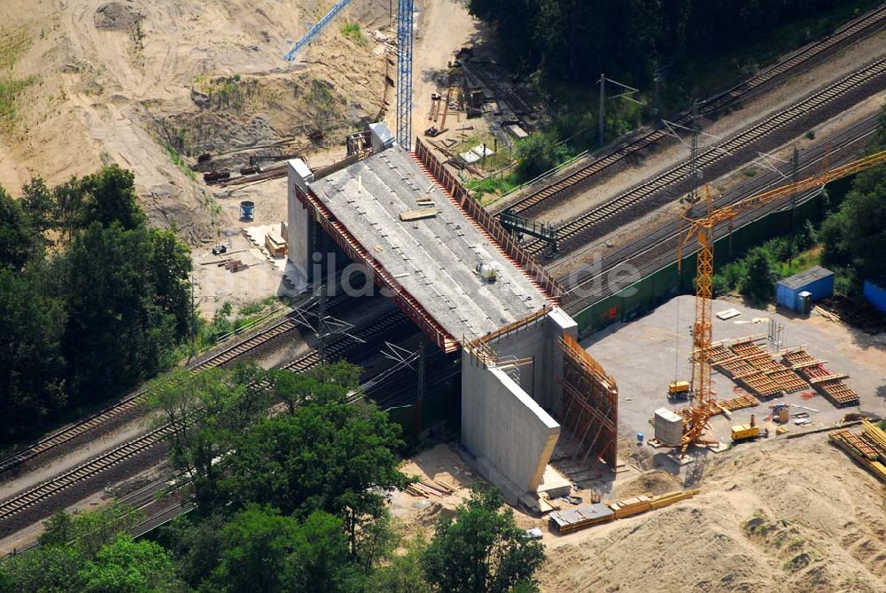 Rathenow / BRB aus der Vogelperspektive: Bau von Brückensegmenten an der Bahnlinie Berlin-Rathenow am südöstlichen Stadtrand von Rathenow