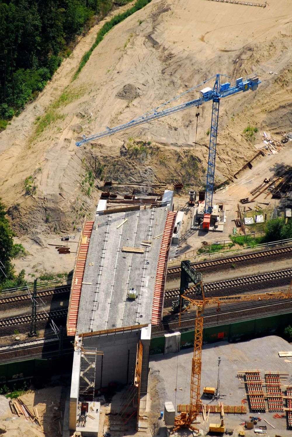 Luftaufnahme Rathenow / BRB - Bau von Brückensegmenten an der Bahnlinie Berlin-Rathenow am südöstlichen Stadtrand von Rathenow