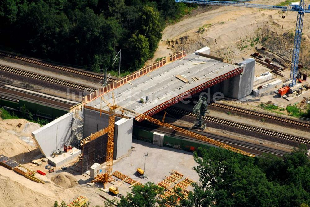 Rathenow / BRB von oben - Bau von Brückensegmenten an der Bahnlinie Berlin-Rathenow am südöstlichen Stadtrand von Rathenow