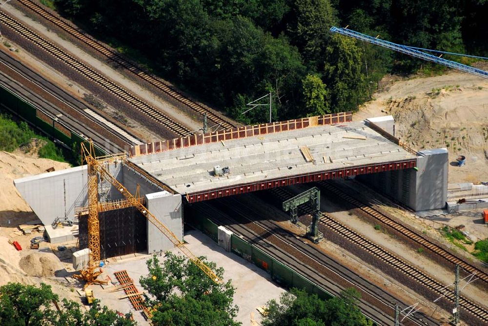 Luftbild Rathenow / BRB - Bau von Brückensegmenten an der Bahnlinie Berlin-Rathenow am südöstlichen Stadtrand von Rathenow