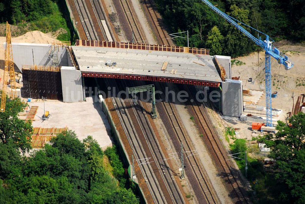 Luftaufnahme Rathenow / BRB - Bau von Brückensegmenten an der Bahnlinie Berlin-Rathenow am südöstlichen Stadtrand von Rathenow