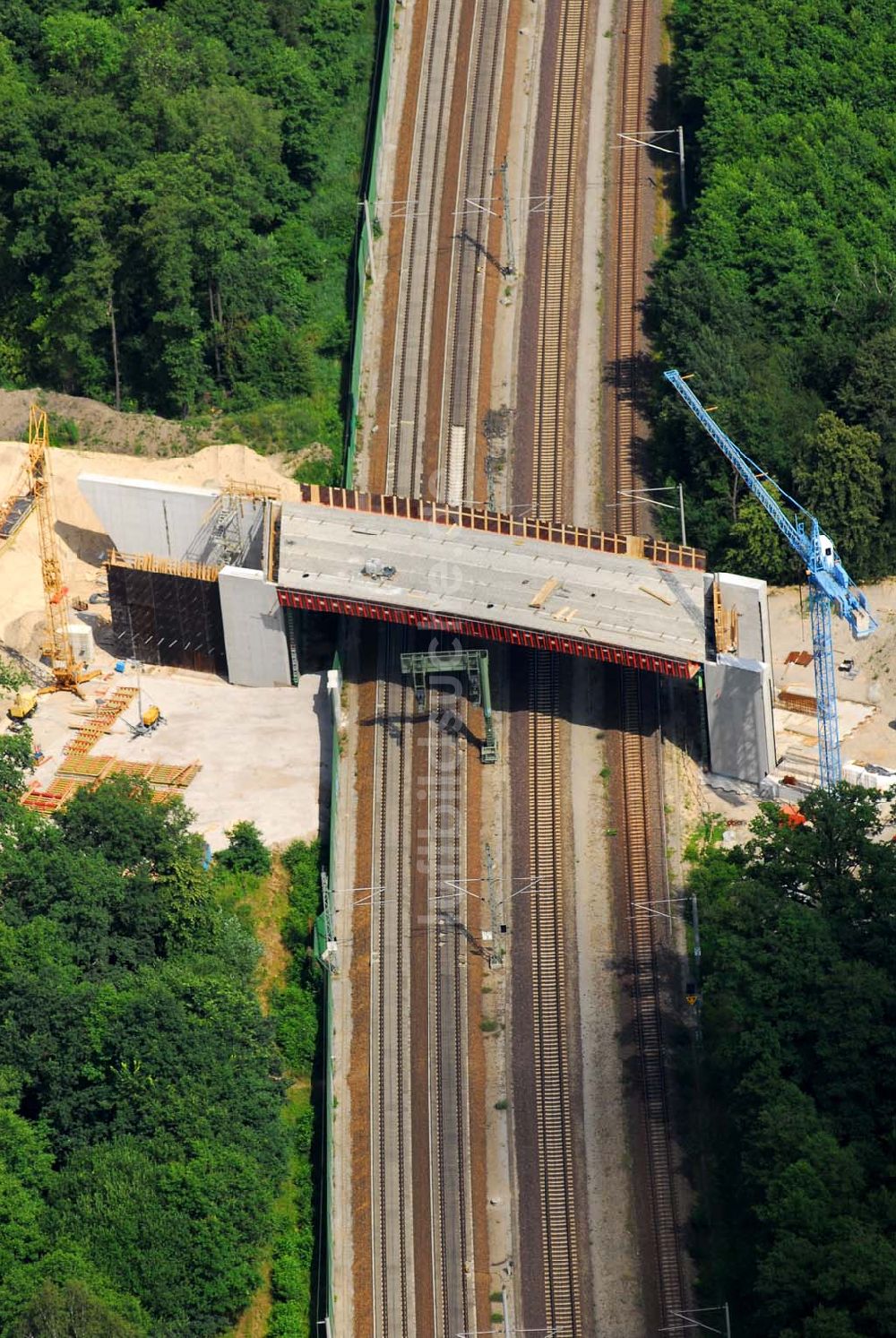 Rathenow / BRB aus der Vogelperspektive: Bau von Brückensegmenten an der Bahnlinie Berlin-Rathenow am südöstlichen Stadtrand von Rathenow