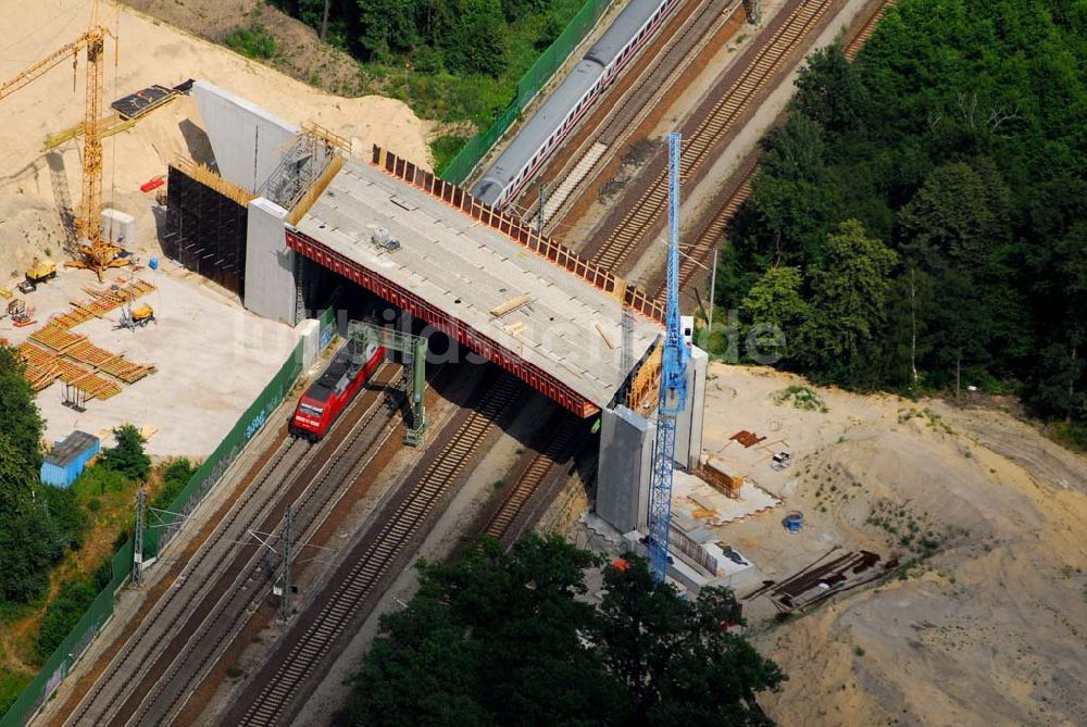 Luftbild Rathenow / BRB - Bau von Brückensegmenten an der Bahnlinie Berlin-Rathenow am südöstlichen Stadtrand von Rathenow