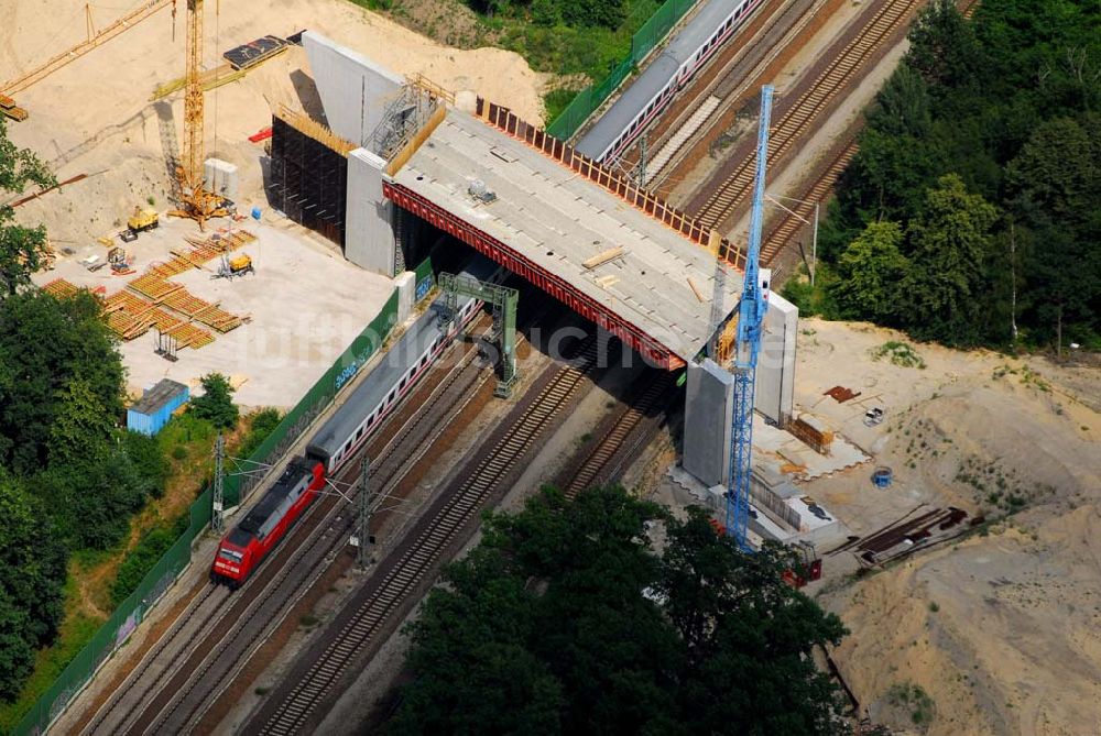 Luftaufnahme Rathenow / BRB - Bau von Brückensegmenten an der Bahnlinie Berlin-Rathenow am südöstlichen Stadtrand von Rathenow