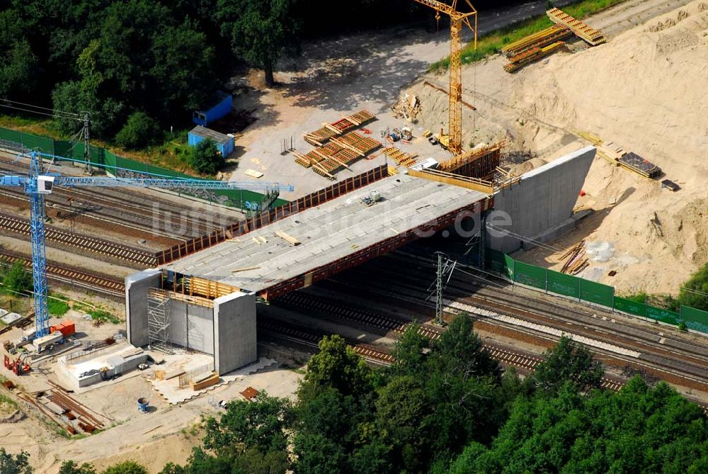 Rathenow / BRB aus der Vogelperspektive: Bau von Brückensegmenten an der Bahnlinie Berlin-Rathenow am südöstlichen Stadtrand von Rathenow