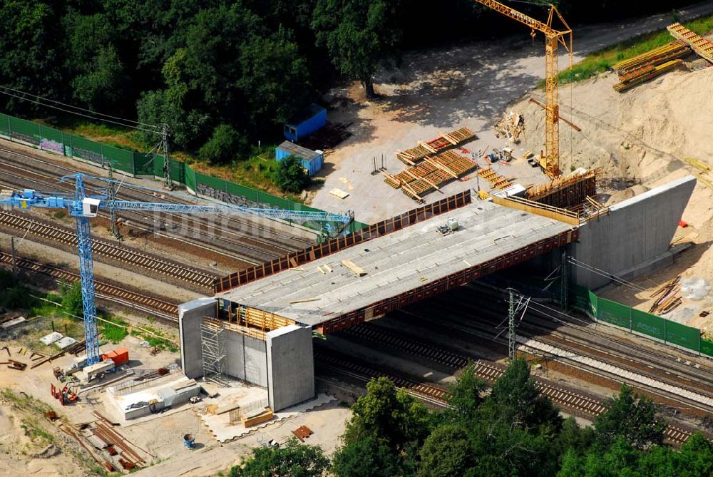 Luftbild Rathenow / BRB - Bau von Brückensegmenten an der Bahnlinie Berlin-Rathenow am südöstlichen Stadtrand von Rathenow