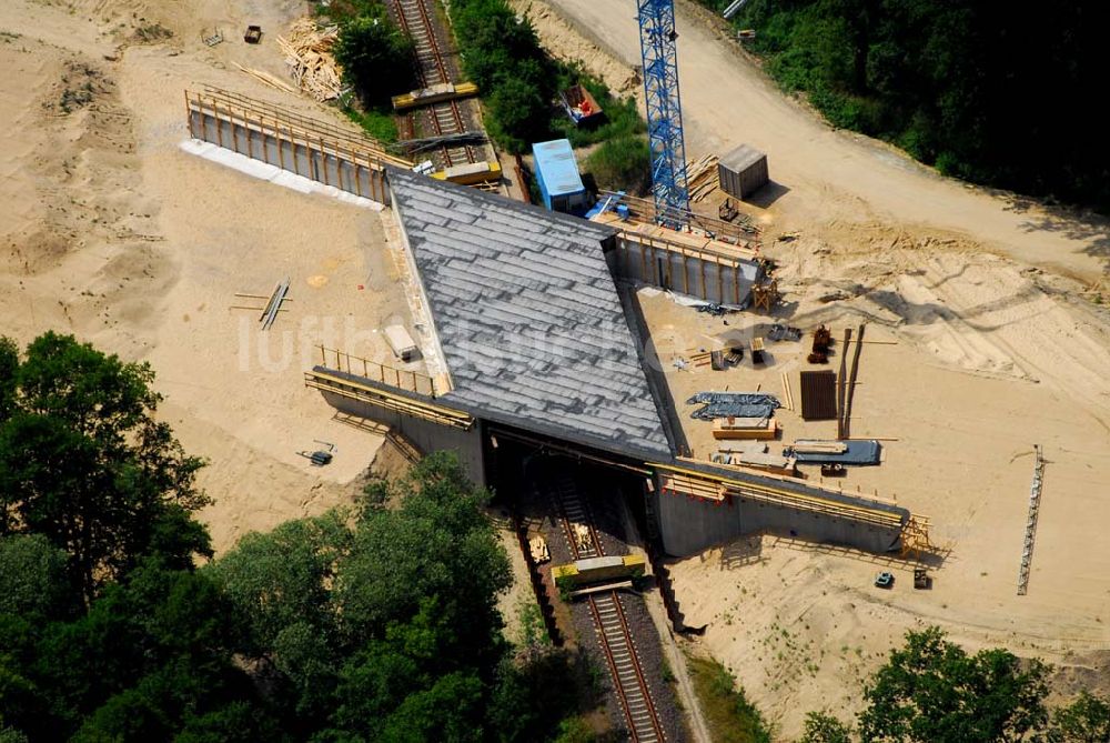 Rathenow / BRB von oben - Bau von Brückensegmenten an der Bahnlinie Berlin-Rathenow am südöstlichen Stadtrand von Rathenow