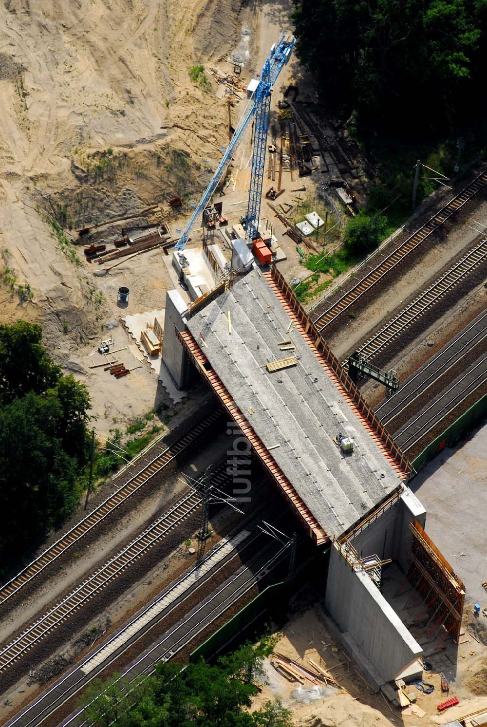 Rathenow / BRB von oben - Bau von Brückensegmenten an der Bahnlinie Berlin-Rathenow am südöstlichen Stadtrand von Rathenow