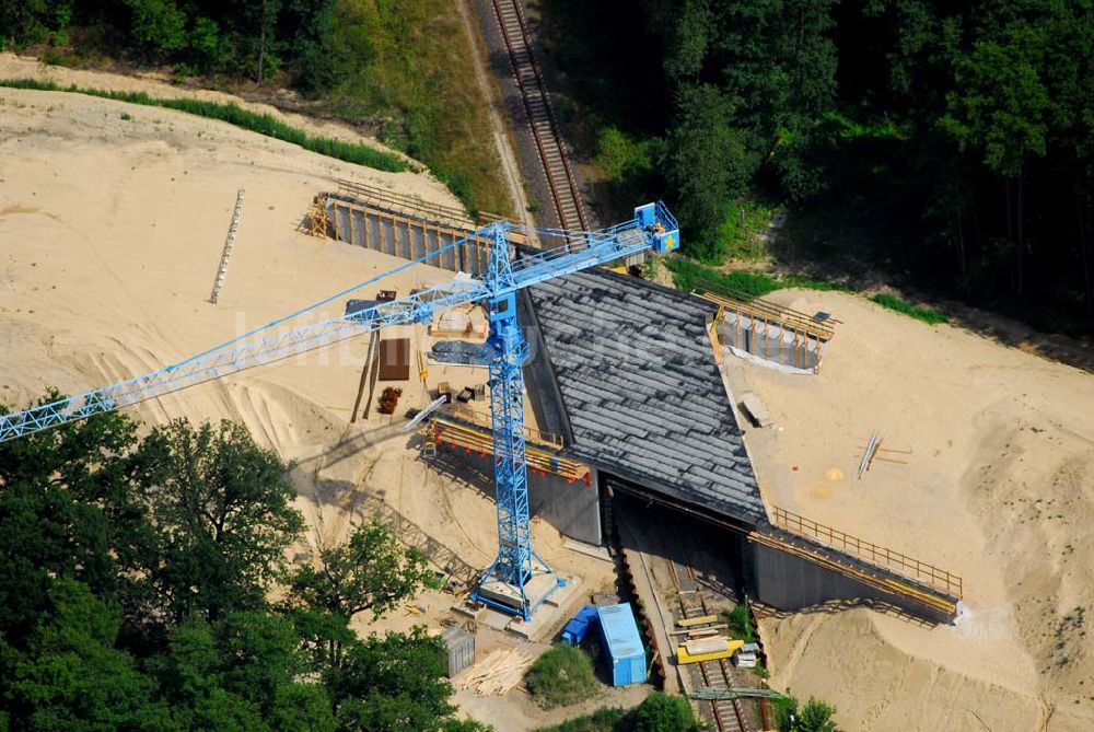 Luftbild Rathenow / BRB - Bau von Brückensegmenten an der Bahnlinie Berlin-Rathenow am südöstlichen Stadtrand von Rathenow