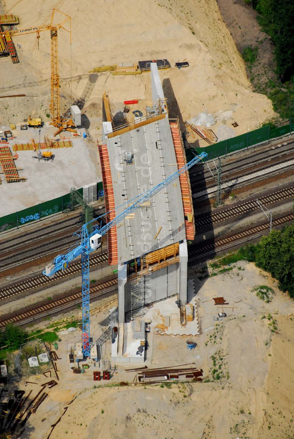 Rathenow / BRB aus der Vogelperspektive: Bau von Brückensegmenten an der Bahnlinie Berlin-Rathenow am südöstlichen Stadtrand von Rathenow