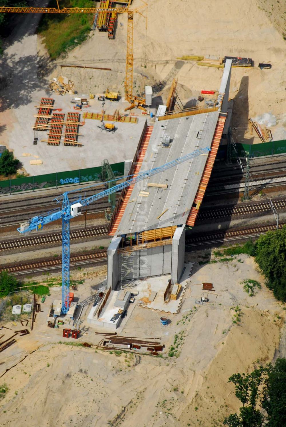 Luftbild Rathenow / BRB - Bau von Brückensegmenten an der Bahnlinie Berlin-Rathenow am südöstlichen Stadtrand von Rathenow