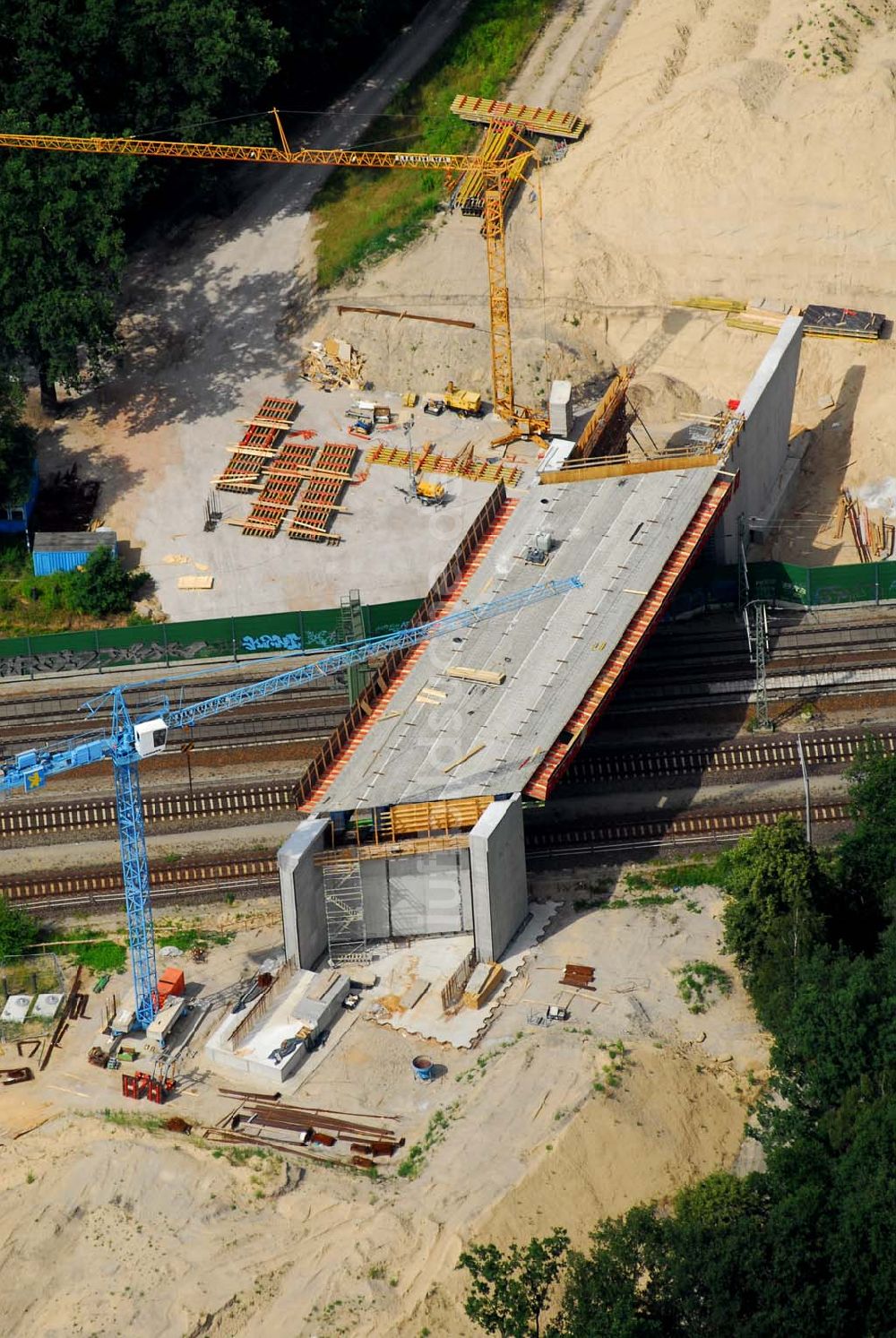 Rathenow / BRB von oben - Bau von Brückensegmenten an der Bahnlinie Berlin-Rathenow am südöstlichen Stadtrand von Rathenow